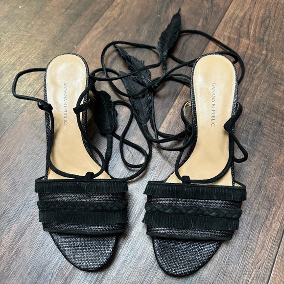 Banana Republic Kitten Heels in Size 6 - Picture 1 of 11